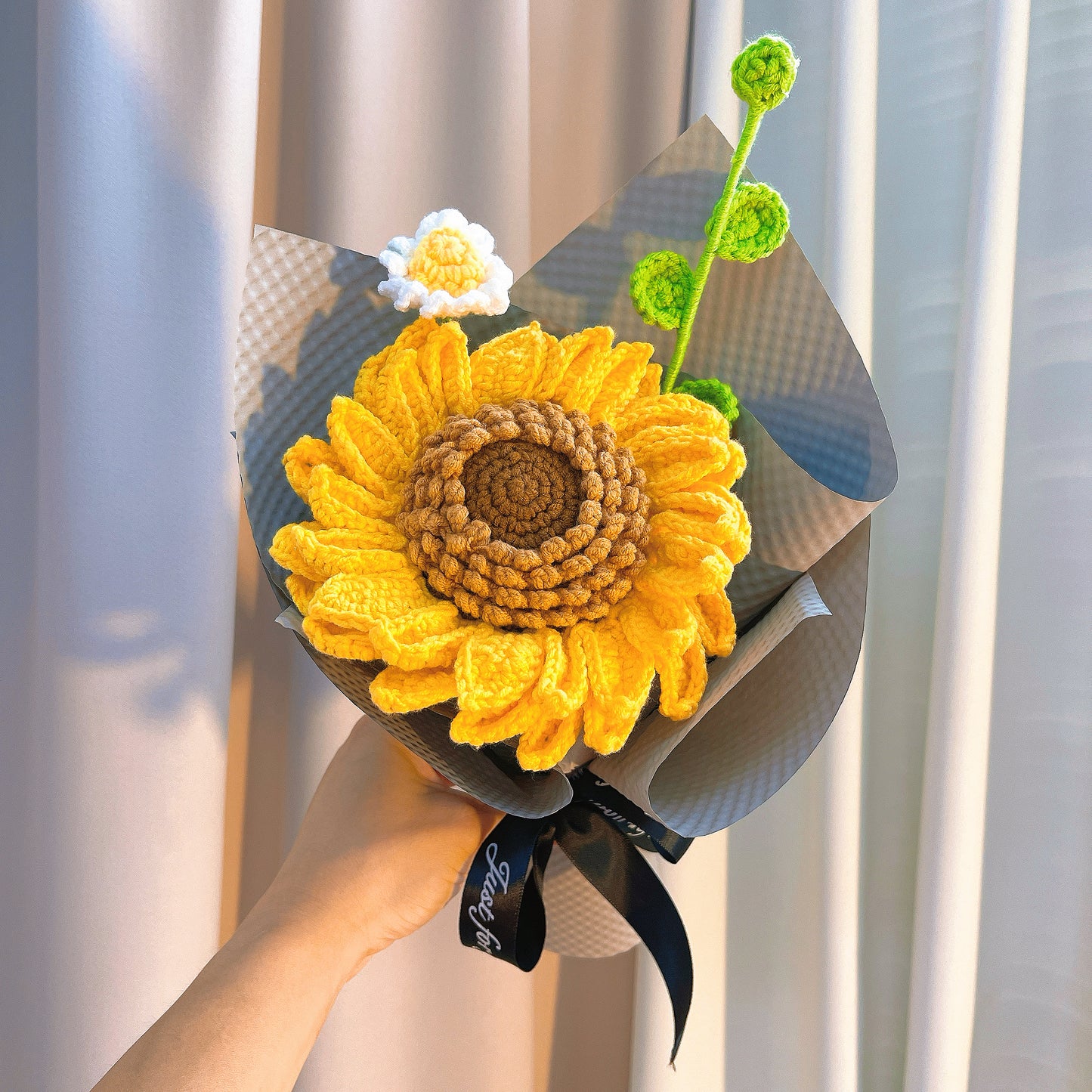 Buquê de Girassol em Crochê Artesanal Série Hanaya - Tema Branco com Margarida – Presente Floral Eterno Hipoalergénico, para Casamento, Aniversário, Aniversário de Namoro/Casamento