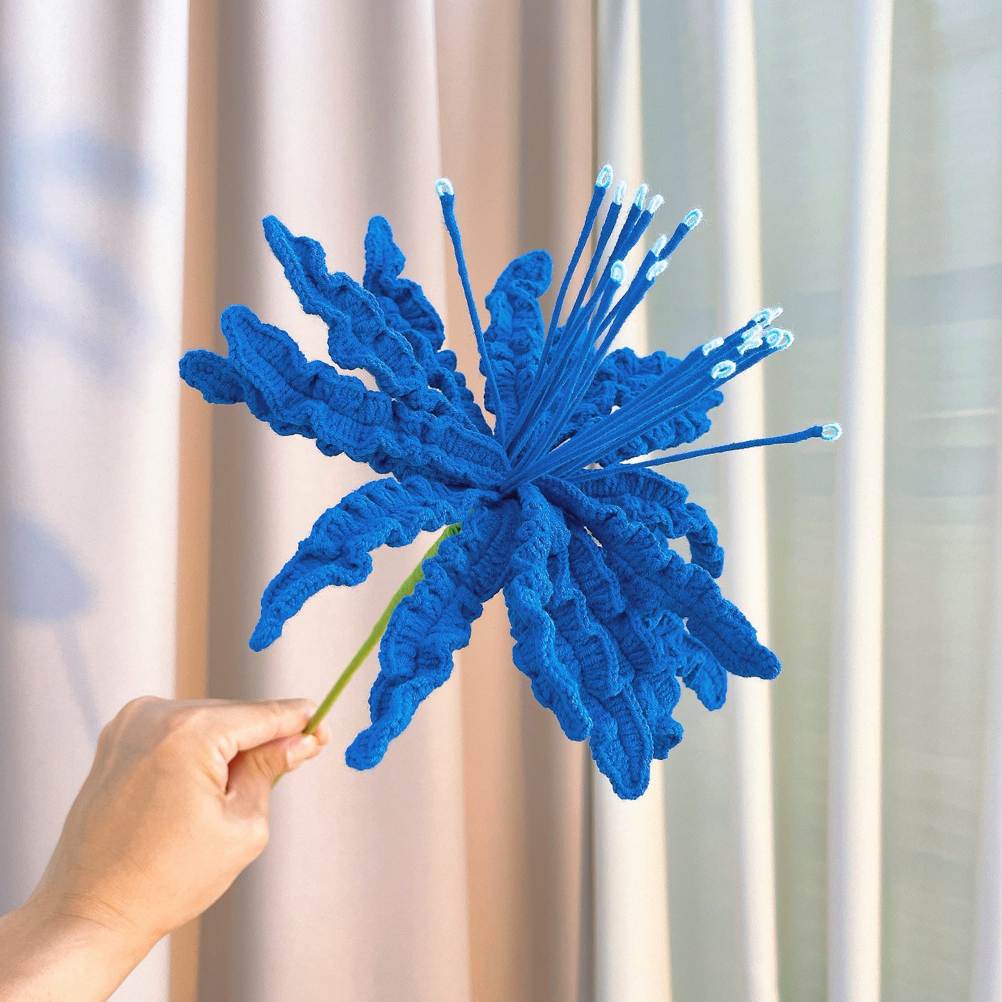 Handmade Crochet Red/Blue Spider Lily (Lycoris Radiata) - Ultra-Realistic Single Stem with 16 Petals & 16 Stamens - Hypoallergenic Artificial Flower for Home Decor, Halloween, Asian-Themed Events, Memorial Gifts, Unique Floral Arrangement
