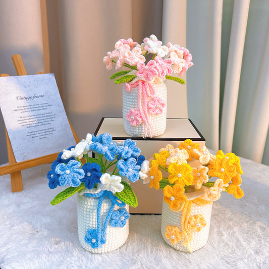 Vasetto di Fiori Dimenticami Non All'Uncinetto Fatto a Mano - Composizione Floreale Decorativa Blu e Bianca - Regalo Ipoallergenico per la Festa della Mamma, Compleanni e Occasioni Speciali