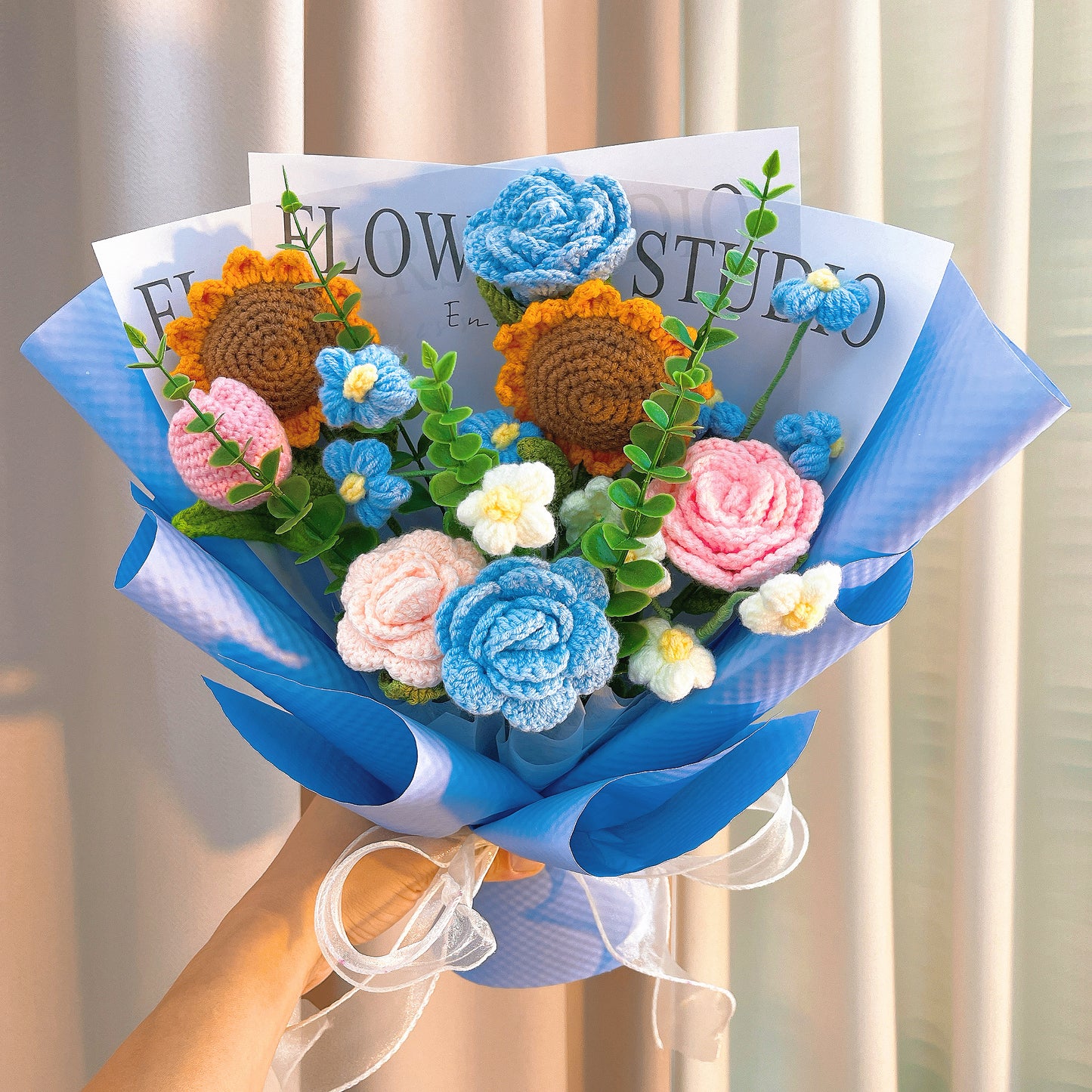 Mazzo Artigianale a Crochet Elegante di Fiori Blu: Girasoli, Tulipani, Pomponi e Rose