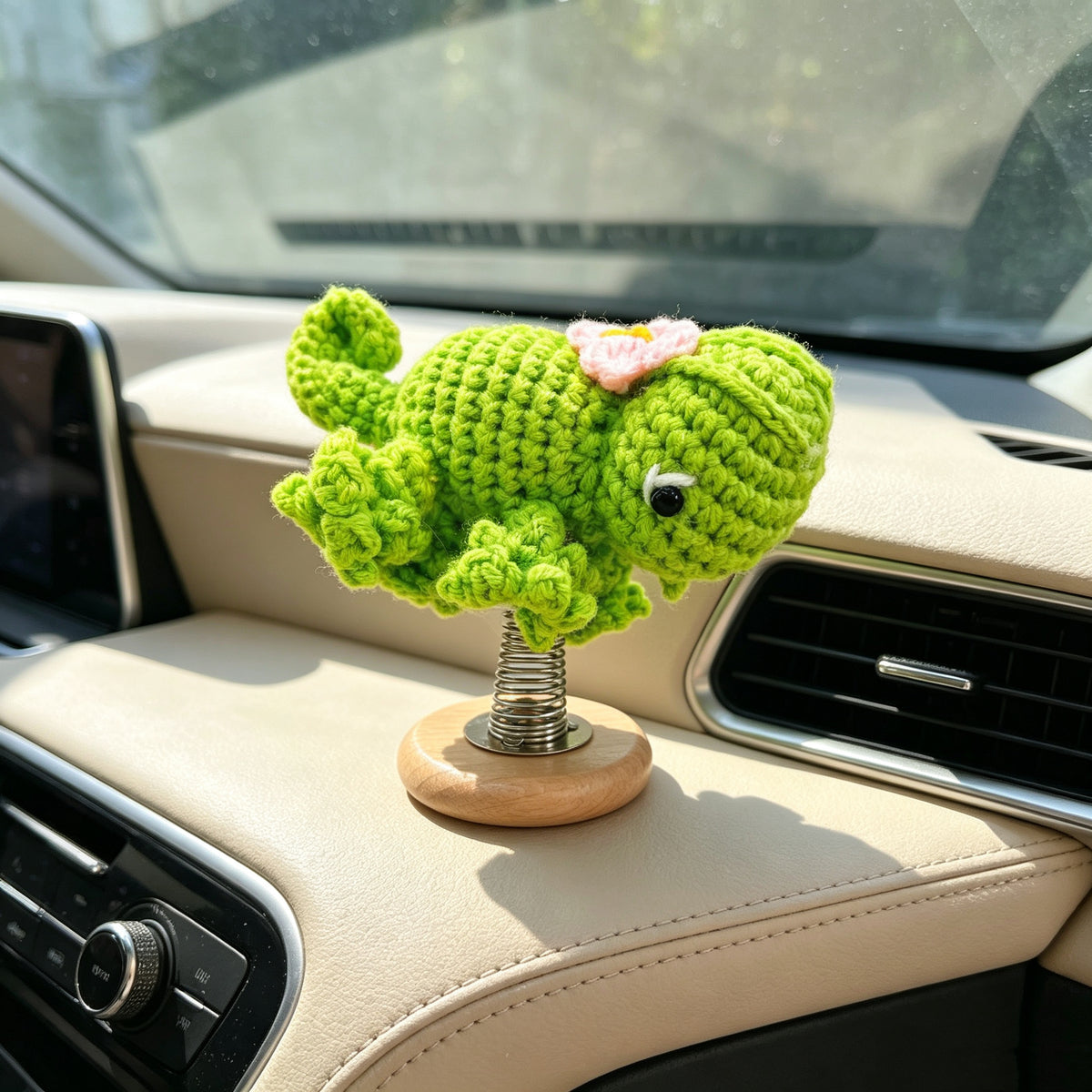 Handmade Crochet Chameleon Shaker, Spring Base Car Dashboard Ornament, Cute Knitted Animal Vehicle Interior Decor, Handcrafted Amigurumi Chameleon Toy, Unique Home Office Desk Decoration, Ideal Festival Gift for Family Friends