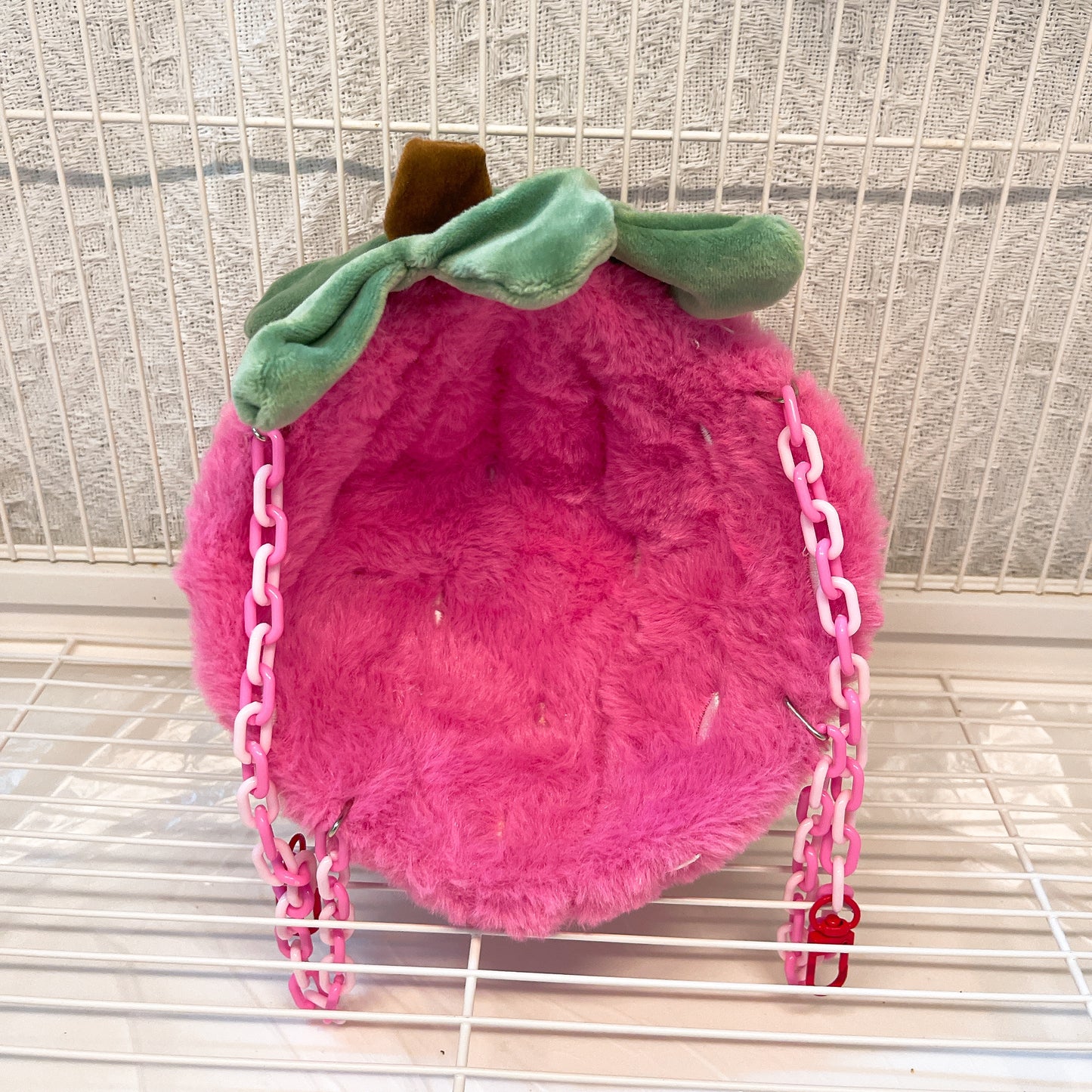Papageiennest im Happy Strawberry Design, ausgestattet mit Haken und Kunststoffketten, geeignet für den Einsatz im Käfig. Die mit Baumwolle gefüllte Halbmondform bietet einen bequemen Schlafplatz für Ziervögel.