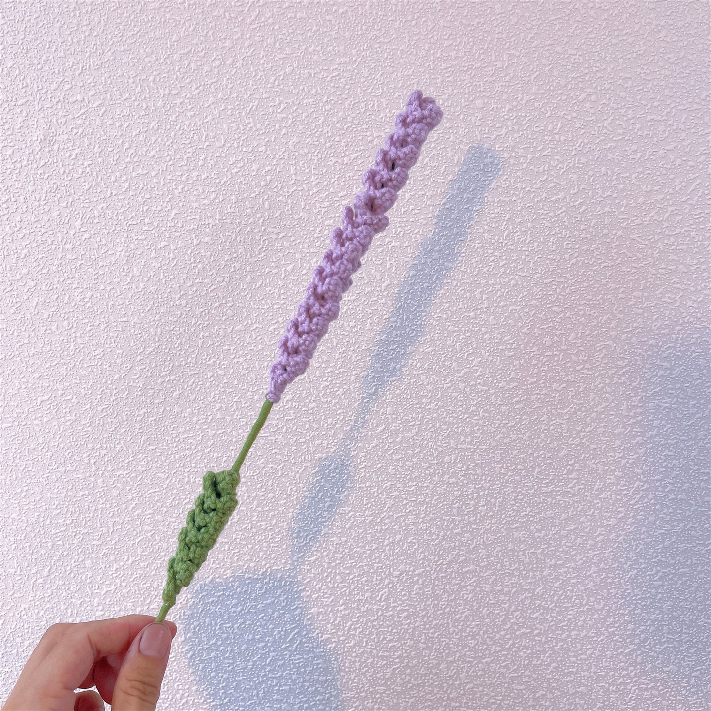 Ramalhete Romântico de Crochê Artesanal em Roxo - Símbolo do Amor, Rosa Extra Grande, Rosa em Forma de Copa de Vinho, Lavanda e Acentos Delicados