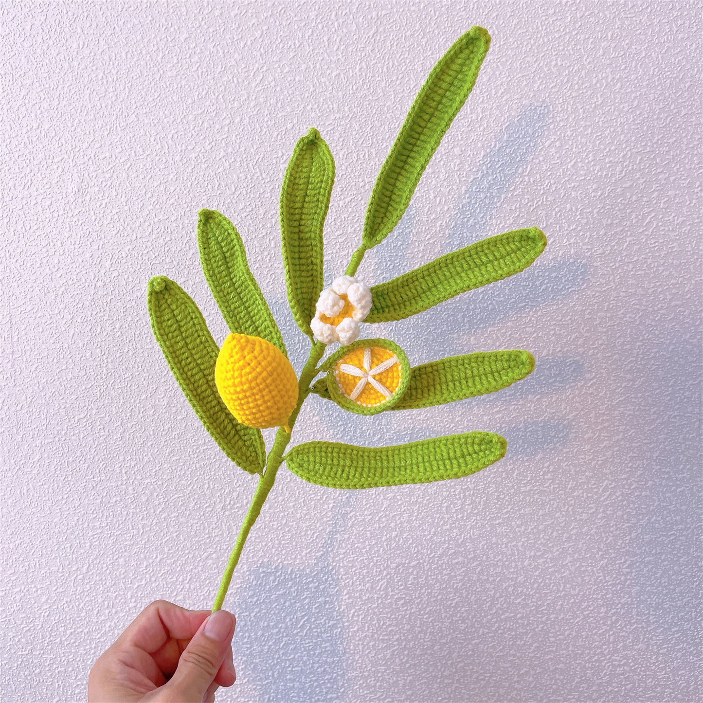 Freschezza di Limone: Foglia di Limone Artigianale a Maglia con Paletto a Forma di Limone per una Decorazione Rinfrescante del Giardino