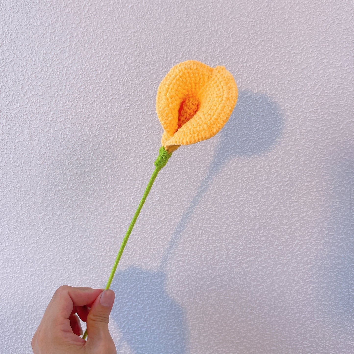 Calla Grace: Paletto artigianale a maglia con fiori di calla per una decorazione elegante del giardino