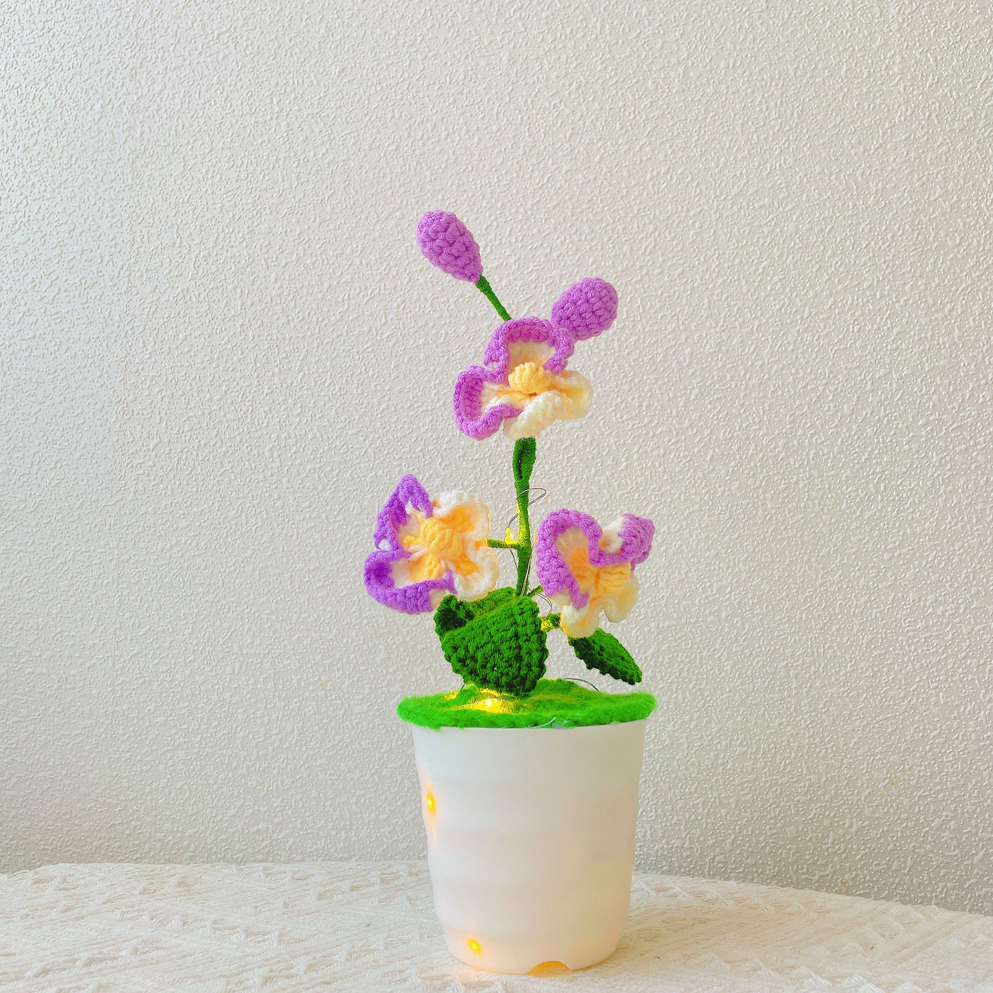 Piante di orchidea farfalla a crochet fatta a mano - Finto fiore realistico - Decorazione unica per la casa - Appassionati di piante - Artigianale - Phalaenopsis - Fiore singolo