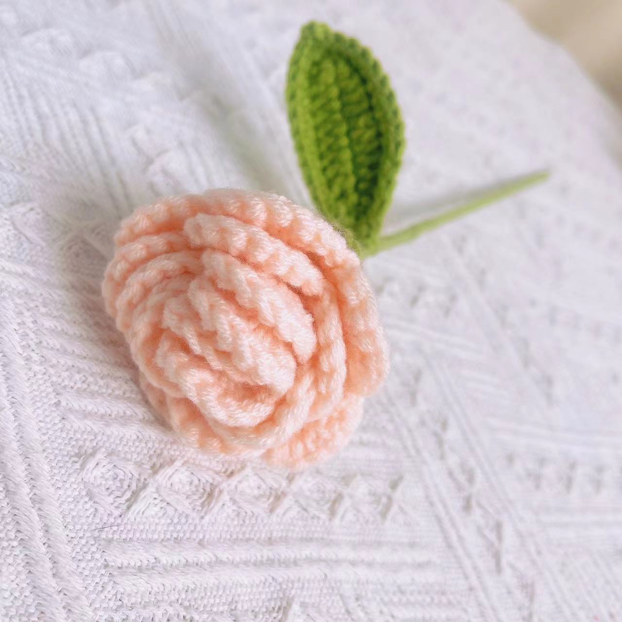 Bouquet de sérénade ensoleillée au crochet fait à la main avec des bouffées et des tulipes - Magnifique cadeau pour des occasions spéciales