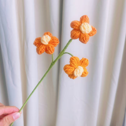 Buquê de Flores Feito à Mão emTons Amarelo e Laranja - Apresentando Girassóis, Rosas Amarelas e Laranjas, Rosas com Gradiente de Branco a Roxo, Bolinhos Brancos e Laranjas, Folhas Verdes e Lírios-da-Válvula Brancos - Perfeito para o Verão, Amantes dos Gir