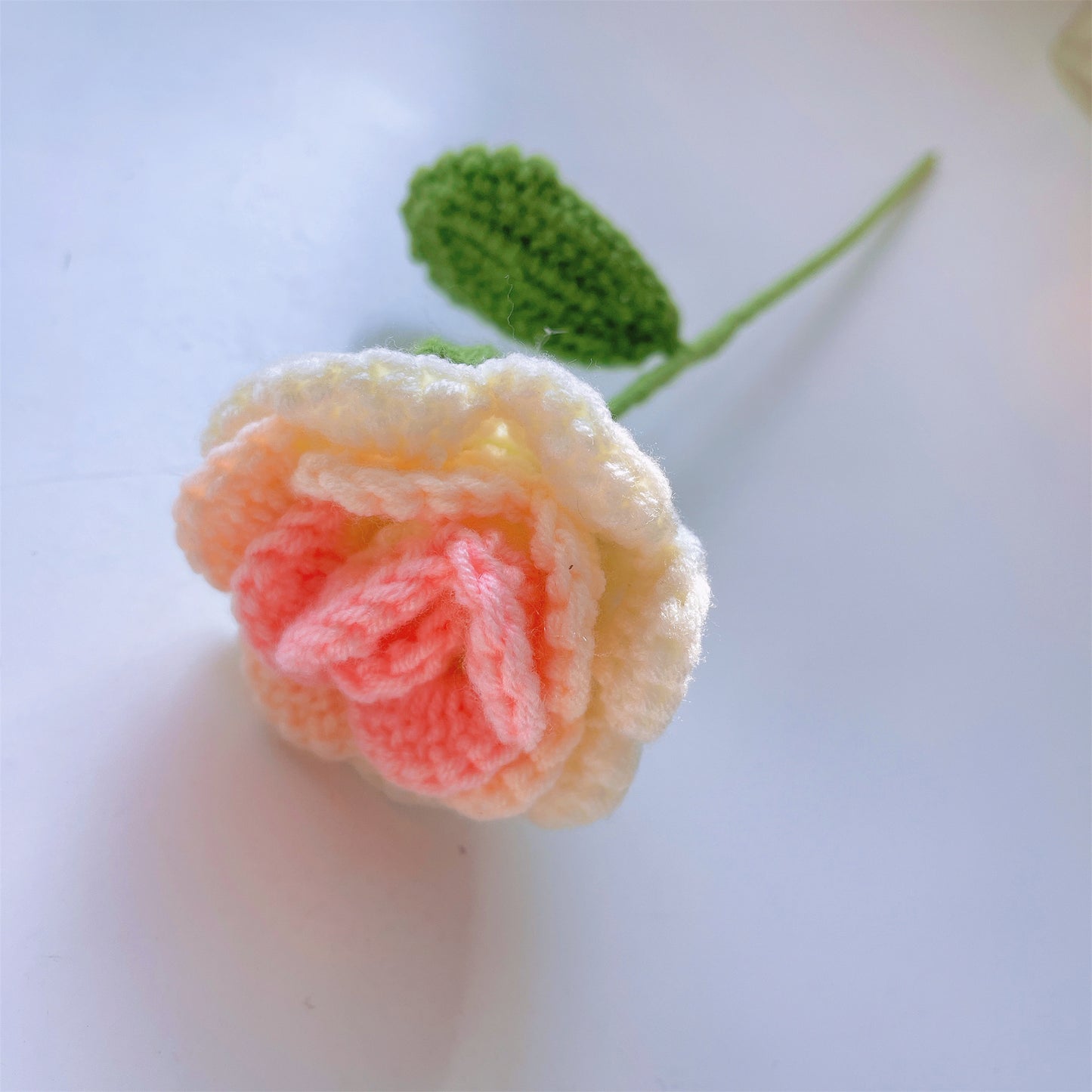 Mazzo di Fiori a Crochet Artigianale "Tonalità Rosa e Giallo" - Con Girasoli Grandi e Piccoli a Crochet, Rose a Gradiente Rosa e Bianco, Puff Bianchi, Rosa e Gialli, Foglie Verdi e Calla Bianche - Ideale per la Primavera, la Festa della Mamma e Occasioni 