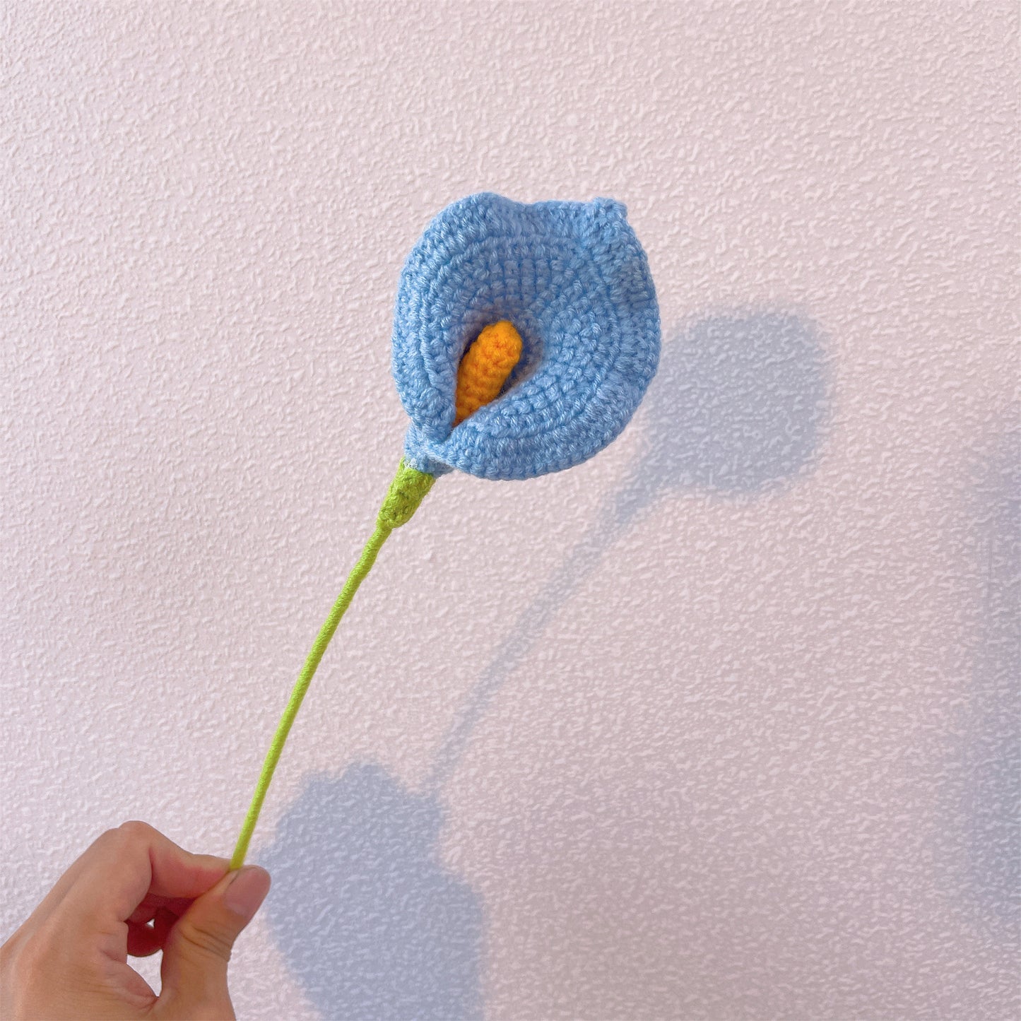 Ramo Artesanal de Beleza Yu Crochetado - Mistura de Dálias Vermelhas e Rosadas, Callas Brancas e Azulas, Peônias, Algodão, Girassóls, Gardênias e Lírios do Vale Brancos. Perfeito para Todas as Ocasiões e Entes Queridos