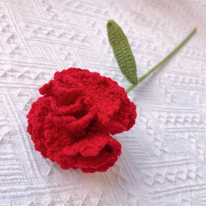 Buquê de flores crochê artesanal em tons vermelho e laranja - apresentando grandes rosas vermelhas, tulipas laranjas em pleno florescimento e ainda fechadas, minirosas vermelhas e laranjas, bolhas brancas e vermelhas, cravos vermelhos - perfeito para o Di