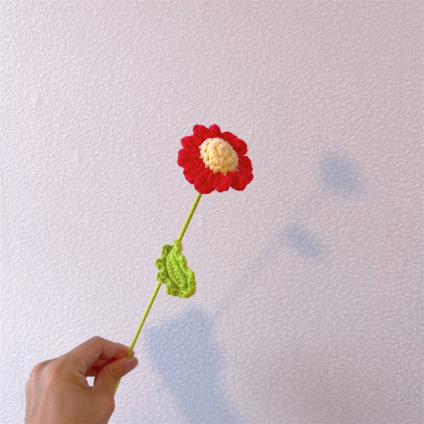 Prato Soleggiato: Gazzetta Artigianale a Maglia di Piccole Margherite per una Decorazione di Giardino Allegra