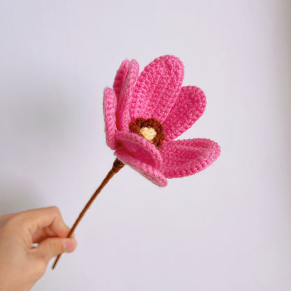 Vintage-inspirierter, handgefertigter, gehäkelter, eleganter Blumenstrauß mit Jasmin, Magnolie und Lilie