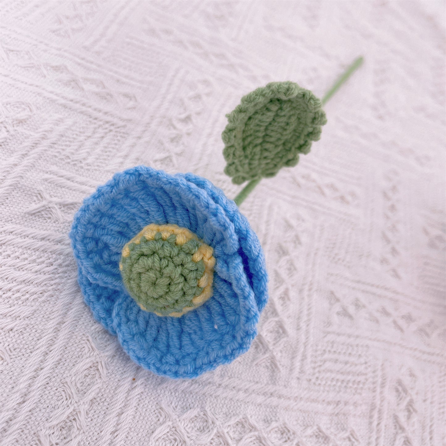 Buquê Artesanal Feito à Mão em Azul e Amarelo com Lírios Grandes, Campânulas da Irlanda, Folhagem Verde, Tulipas em Desabrochar, Rosas Taça de Vinho, Papoulas e Crínas - Perfeito para Presentes e Ocasiões Especiais