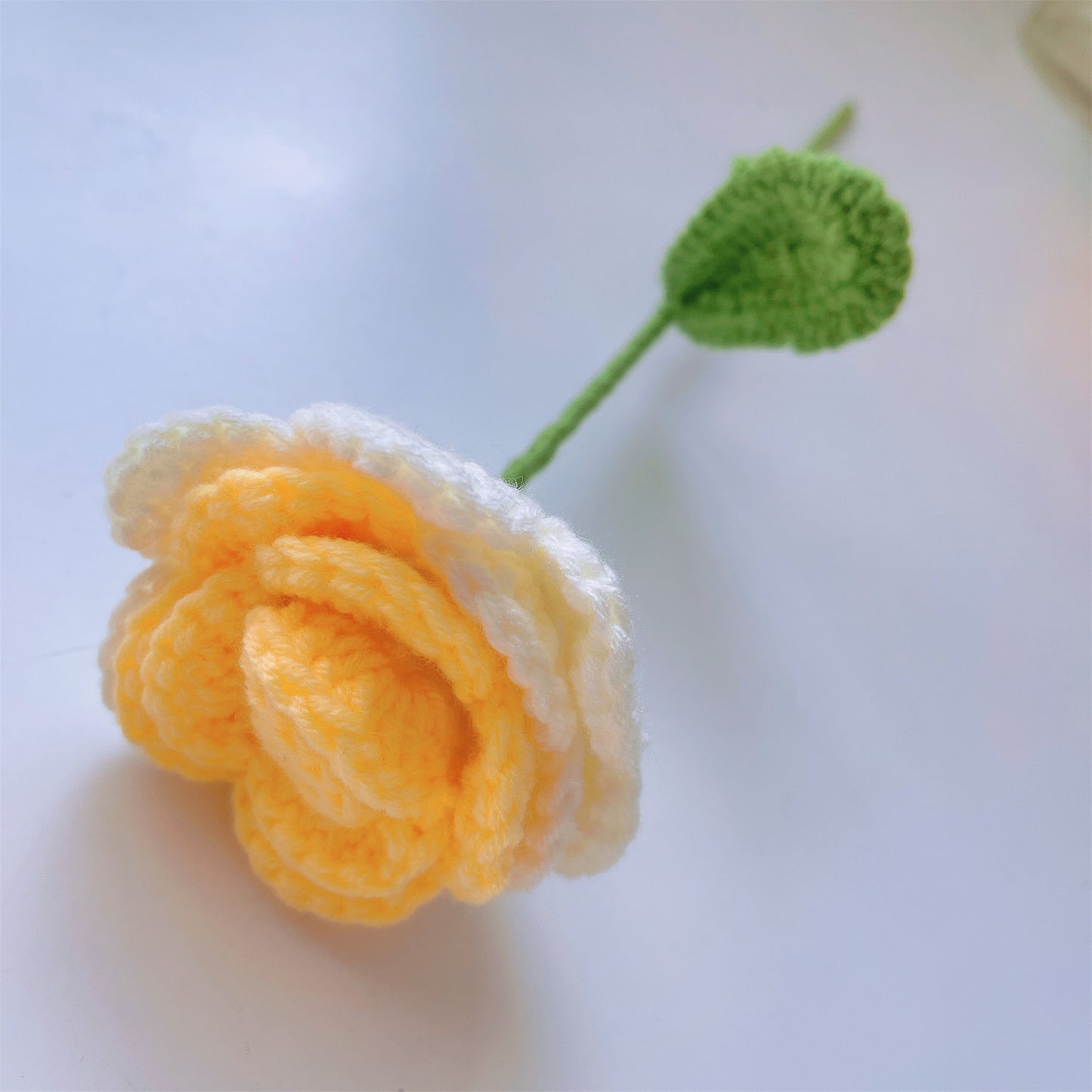 Buquê de Girassóis e Lírios Feito à Mão em Tons de Amarelo e Laranja - Rosas em Gradiente de Branco a Amarelo, Rosas Laranjas, Bolinhos Brancos, Amarelos e Laranjas - Perfeito para Dias Ensolarados, Celebrações de Verão e Ocasiões Alegres.