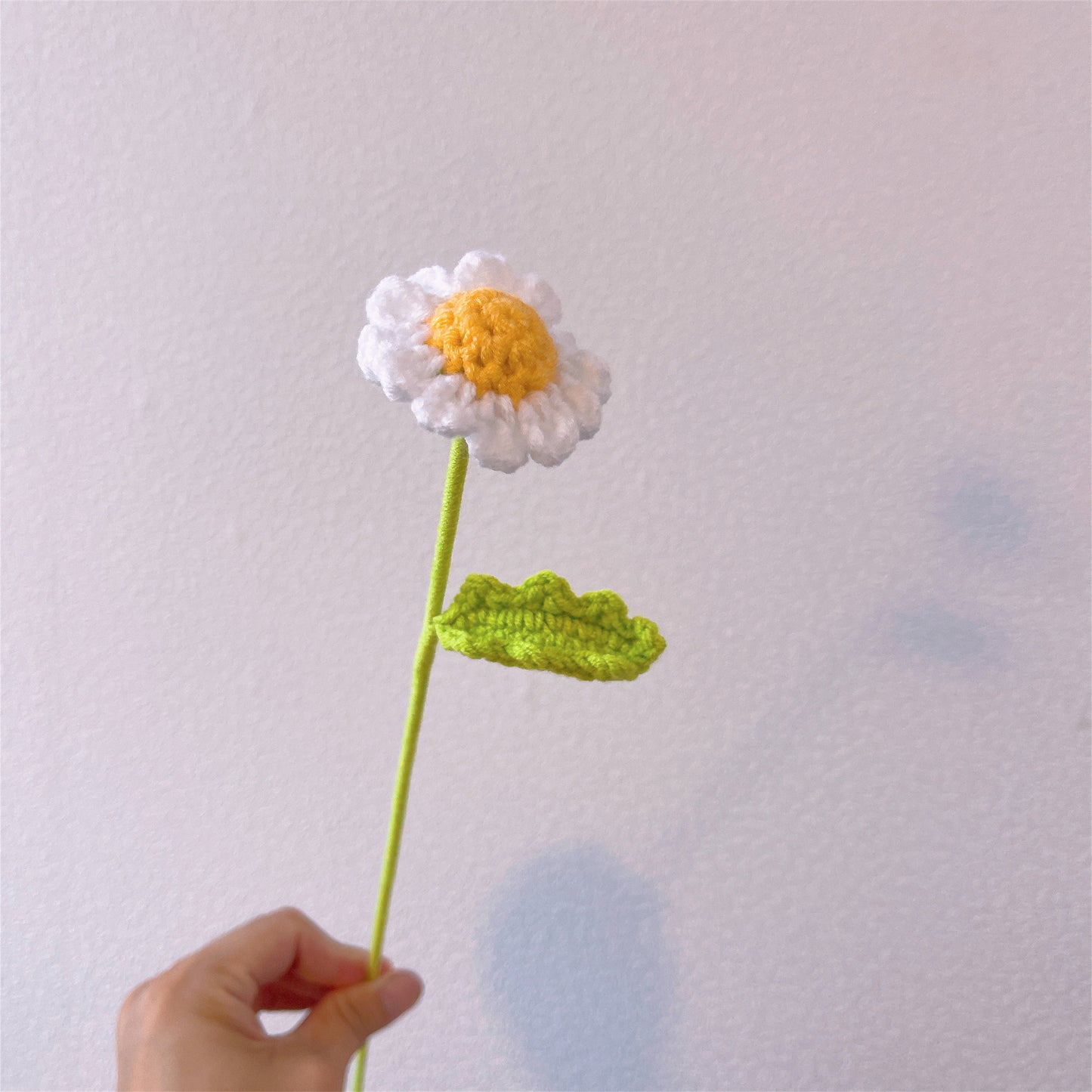 Ramalhete de Flores Crochê Artesanal comTons de Roxo - Apresentando Grandes Rosas com Gradiente de Branco a Roxo, Tulipas Desabrochadas Roxas Claras, Tulipas fechadas Roxas Escuras, Mini-rosas Roxas Claras e Escuras Ideais para Casamentos, Aniversários e 