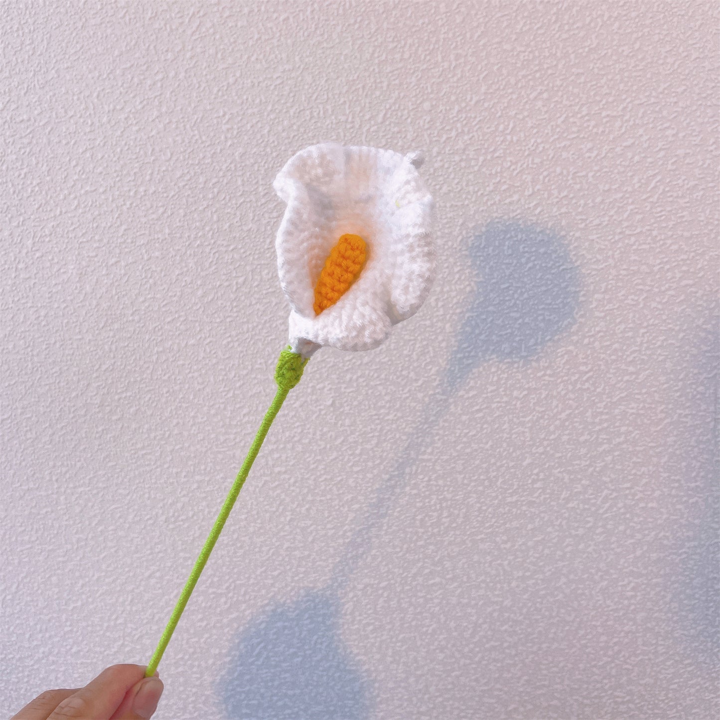 Buquê de Flores Feito à Mão emTons Amarelo e Laranja - Apresentando Girassóis, Rosas Amarelas e Laranjas, Rosas com Gradiente de Branco a Roxo, Bolinhos Brancos e Laranjas, Folhas Verdes e Lírios-da-Válvula Brancos - Perfeito para o Verão, Amantes dos Gir