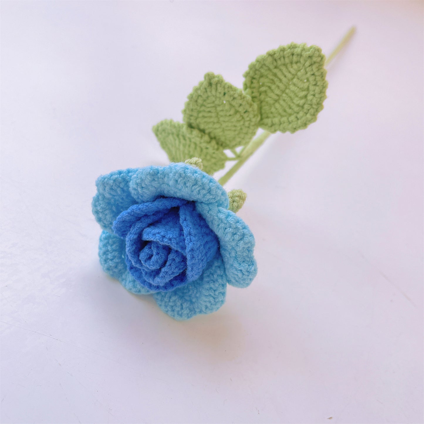 Arranjo Floral Artesanal de Crochê Completamente Azul com Envoltório Branco e Delicado Design de Floco de Neve
