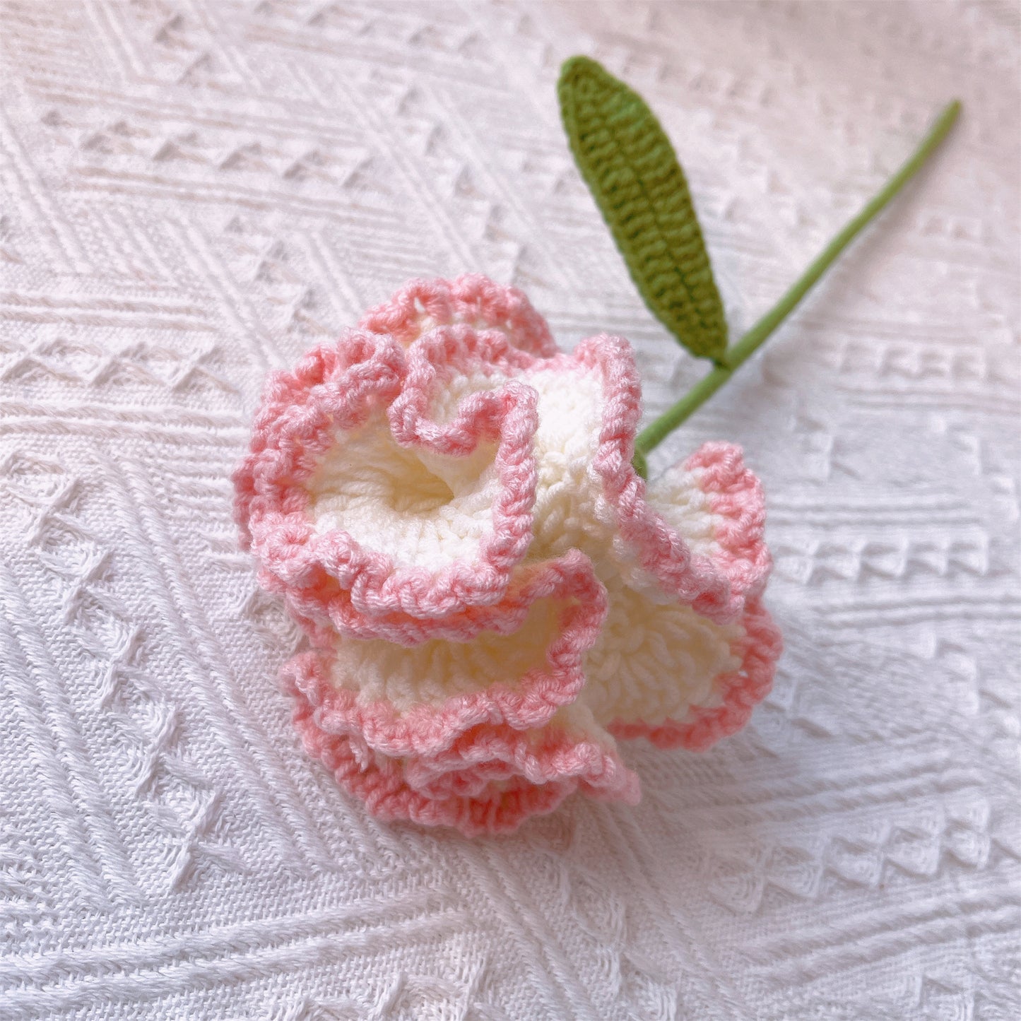 Buquê de Flores de Morango Crochêadas -s Brancas e Cor-de-Rosa Clássicas - Acentos Elegantes em Branco e Vermelho - Arranjo Floral Pronto para Dar como Presente
