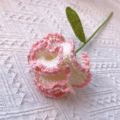 Buquê de Flores de Morango Crochêadas -s Brancas e Cor-de-Rosa Clássicas - Acentos Elegantes em Branco e Vermelho - Arranjo Floral Pronto para Dar como Presente