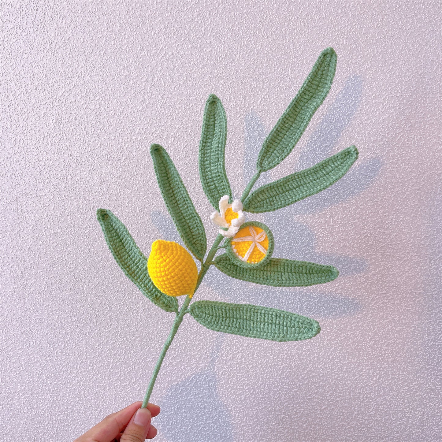 Freschezza di Limone: Foglia di Limone Artigianale a Maglia con Paletto a Forma di Limone per una Decorazione Rinfrescante del Giardino
