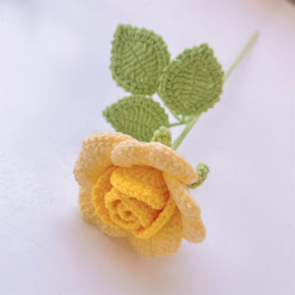 Buquê artesanal de girassóis grandes, campânulas brancas da Irlanda, camomila branca, rosas amarelas e espinhas de bebê brancas – Um símbolo de alegria, pureza e amor.