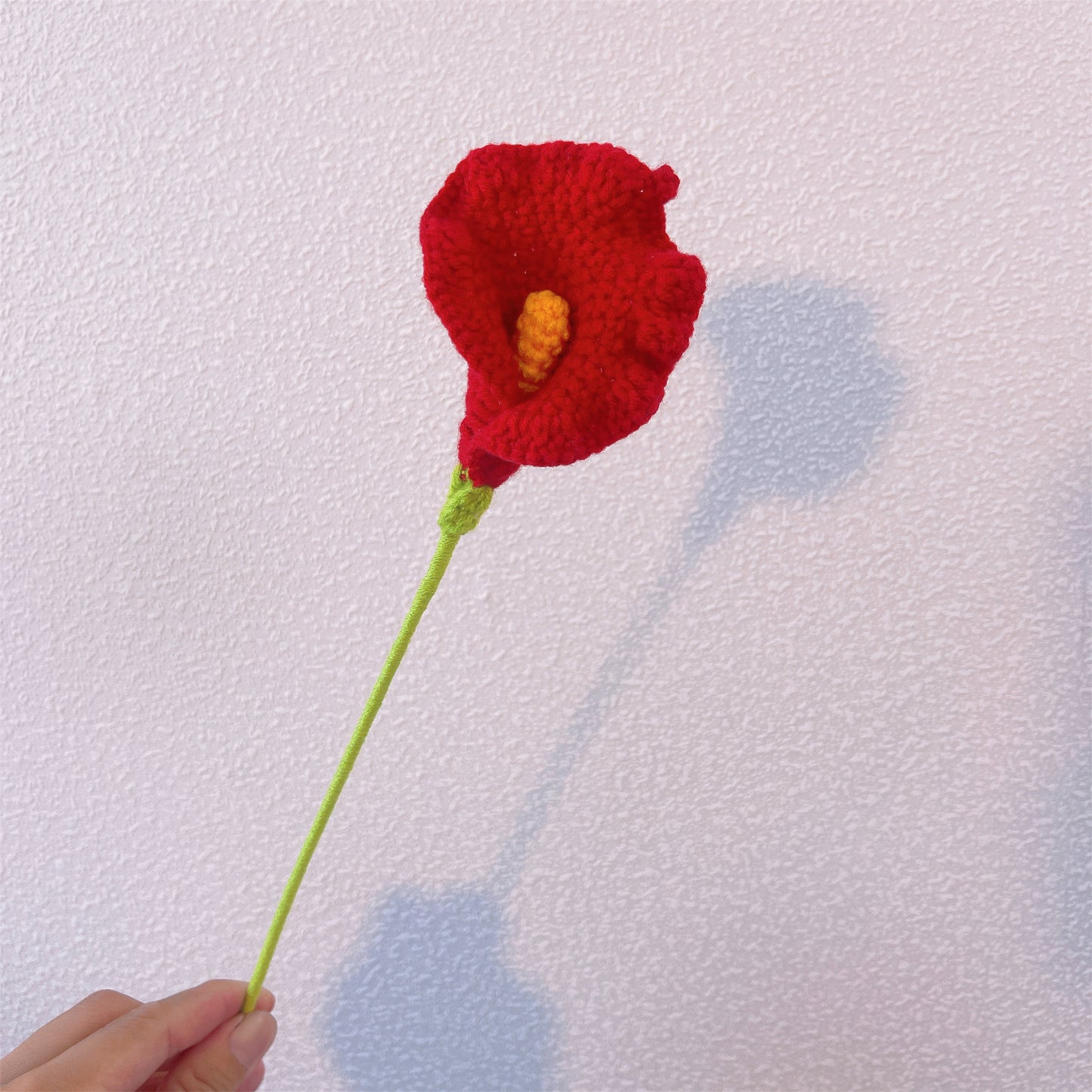 Calla Grace: Paletto artigianale a maglia con fiori di calla per una decorazione elegante del giardino