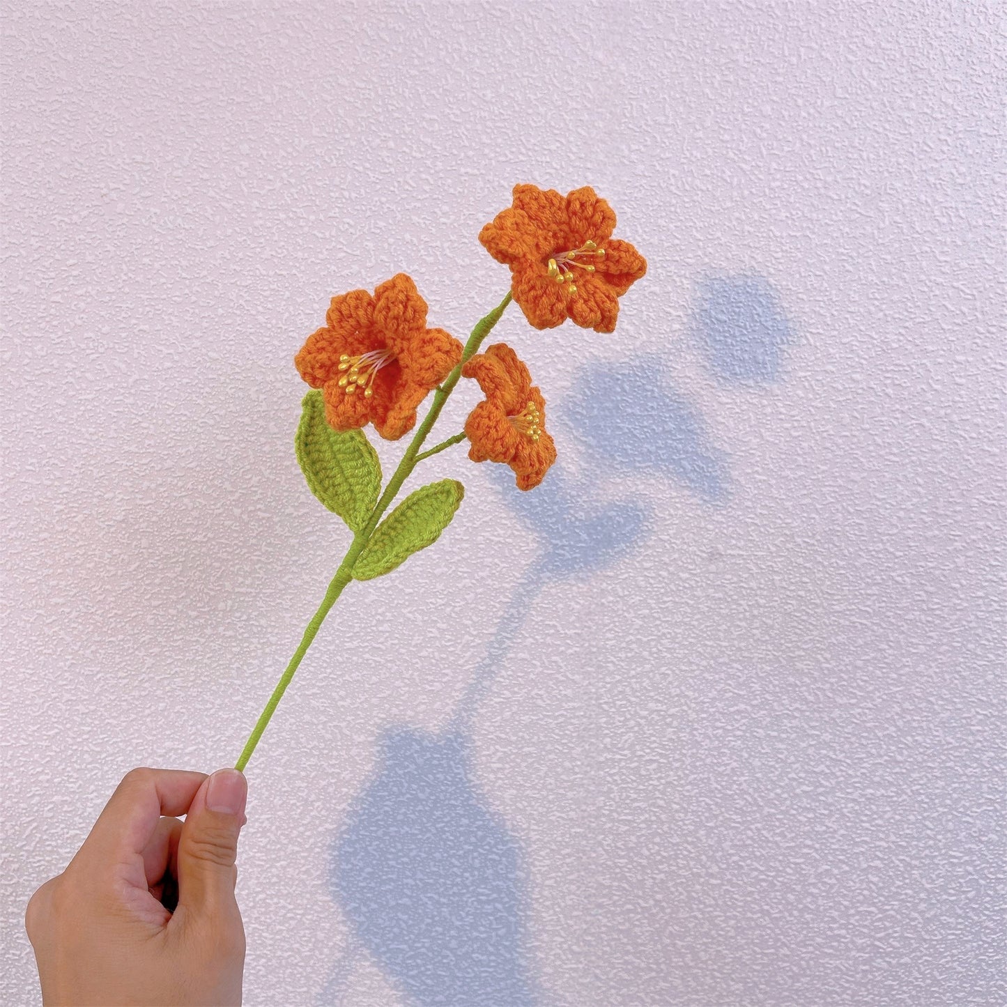 "Sunny Delight: Paletto Artigianale a Maglia con Alstroemeria Aurantiaca per una Decorazione da Giardino Colorata"