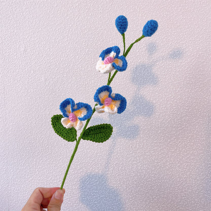 Arranjo Floral Artesanal de Crochê Completamente Azul com Envoltório Branco e Delicado Design de Floco de Neve