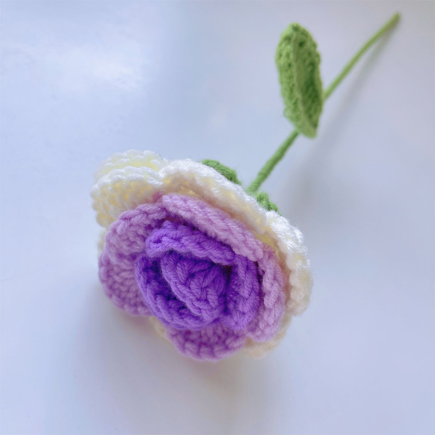 Ramalhete de Flores Crochê Artesanal comTons de Roxo - Apresentando Grandes Rosas com Gradiente de Branco a Roxo, Tulipas Desabrochadas Roxas Claras, Tulipas fechadas Roxas Escuras, Mini-rosas Roxas Claras e Escuras Ideais para Casamentos, Aniversários e 
