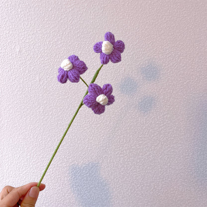 Ramalhete de Flores Crochê Artesanal comTons de Roxo - Apresentando Grandes Rosas com Gradiente de Branco a Roxo, Tulipas Desabrochadas Roxas Claras, Tulipas fechadas Roxas Escuras, Mini-rosas Roxas Claras e Escuras Ideais para Casamentos, Aniversários e 