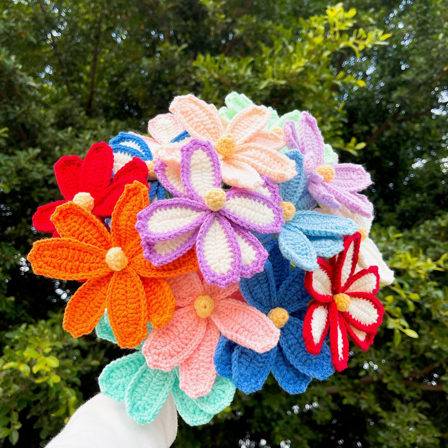 Handgefertigter gehäkelter Kosmos Bipinnatus – aus Garn gefertigt, Heimdekoration, Geschenkidee, zart und bezaubernd, symbolische Blume, Herbstdekoration für Zuhause