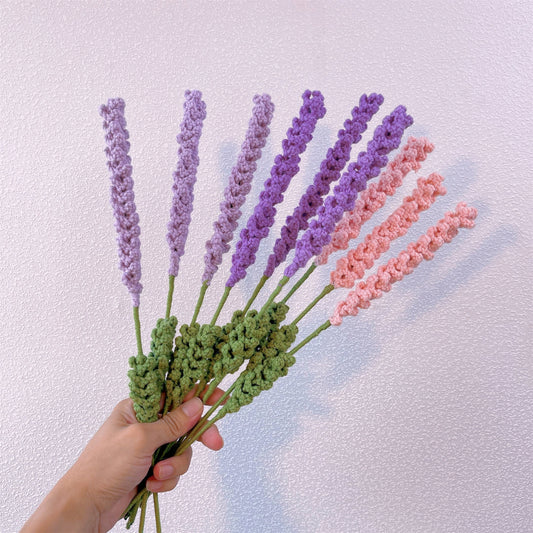 Lavanda Serenità: Paletta Artigianale a Maglia raffigurante un Fioro di Lavanda per una Decorazione da Giardino Calmante