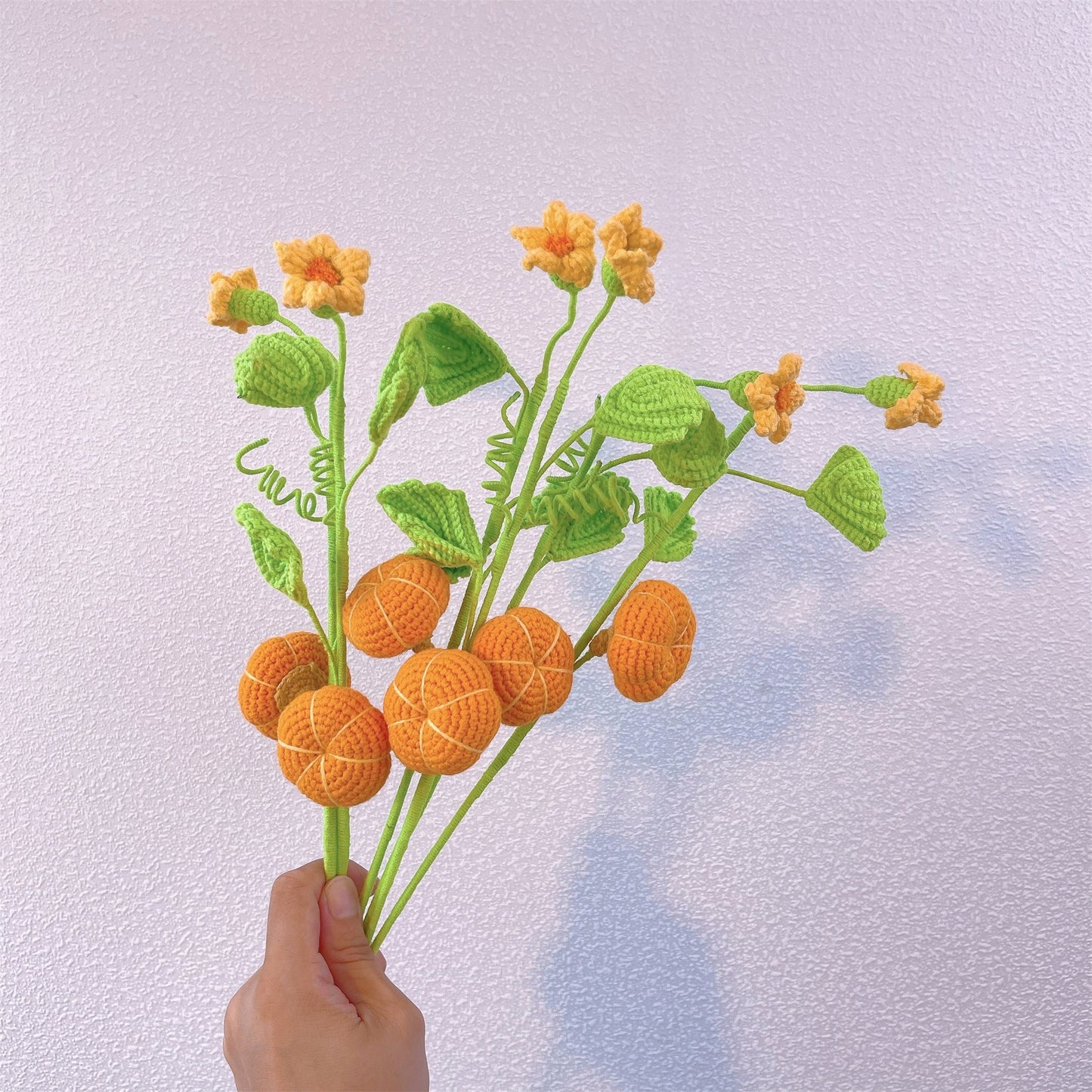Divertimento nel tempo del raccolto: Paletto artigianale a maglia a forma di zucca per una decorazione festiva del giardino