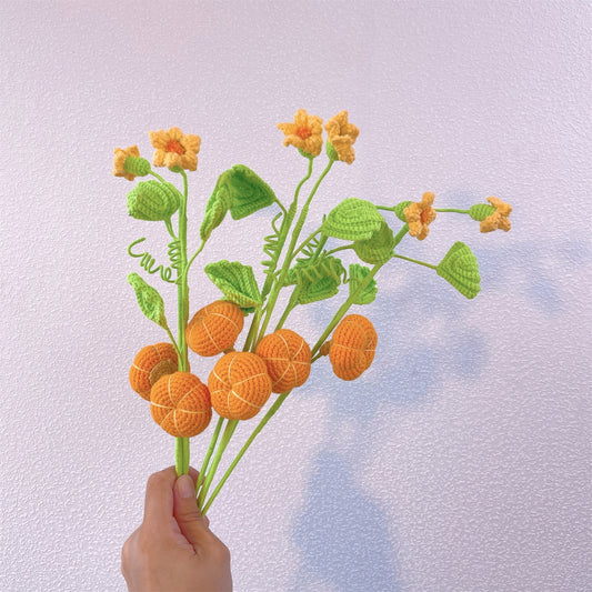 Divertimento nel tempo del raccolto: Paletto artigianale a maglia a forma di zucca per una decorazione festiva del giardino