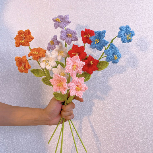 "Sunny Delight: Paletto Artigianale a Maglia con Alstroemeria Aurantiaca per una Decorazione da Giardino Colorata"