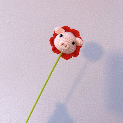Piggy Bloom: Cabeza de cerdo tejida a mano con acabado en forma de flor para una decoración de jardín juguetona