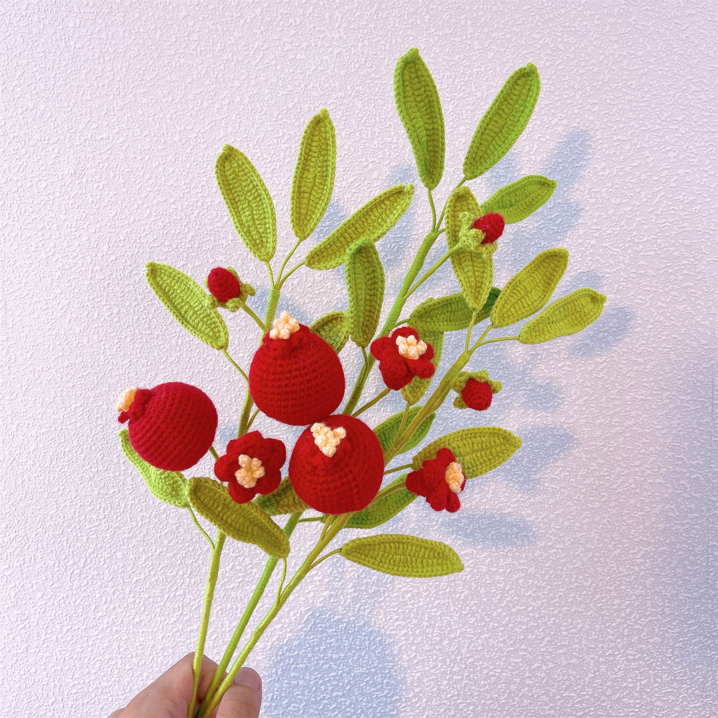 Juicy Delight: Estaca de Romãs de Crochê Artesanal para uma Decoração de Jardim Vibrante