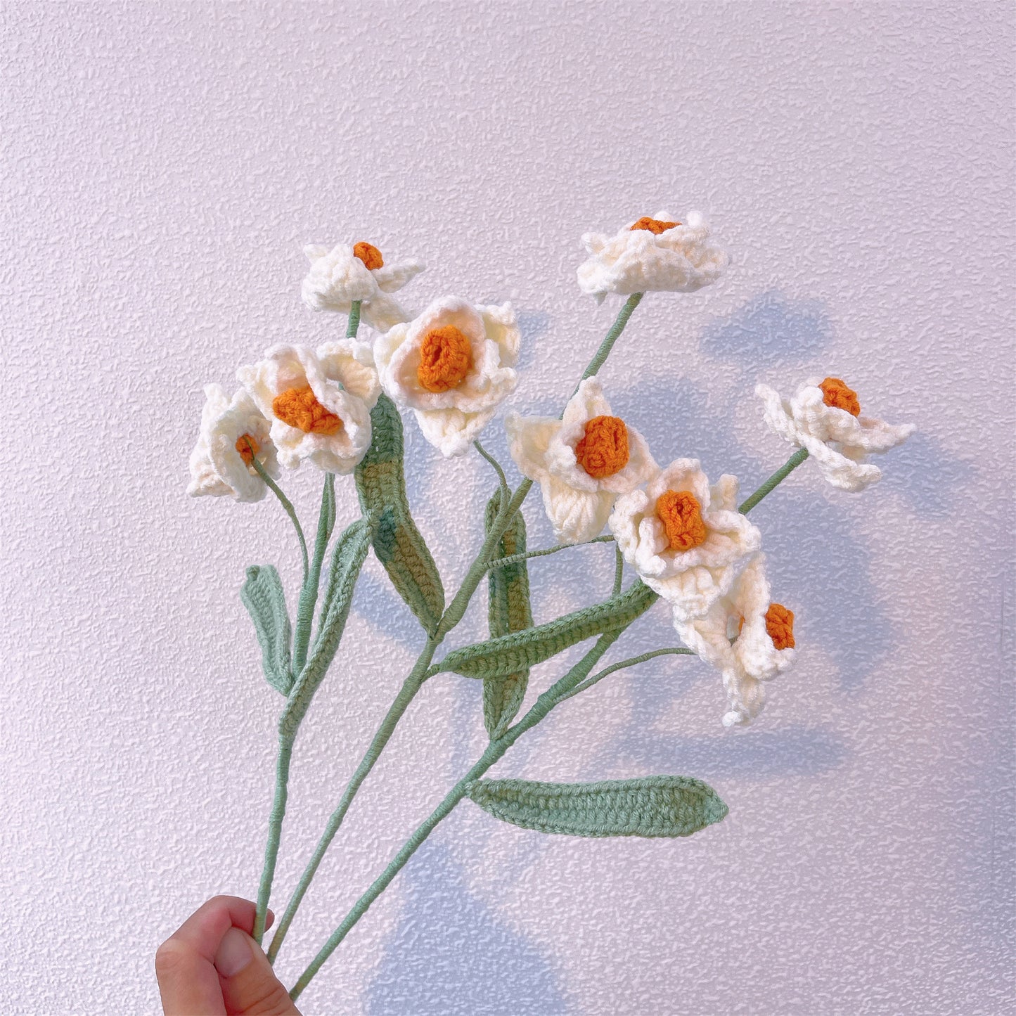 Memórias Douradas: Estaca de Narciso de Crochê Artesanal para uma Decoração de Jardim Nostálgica