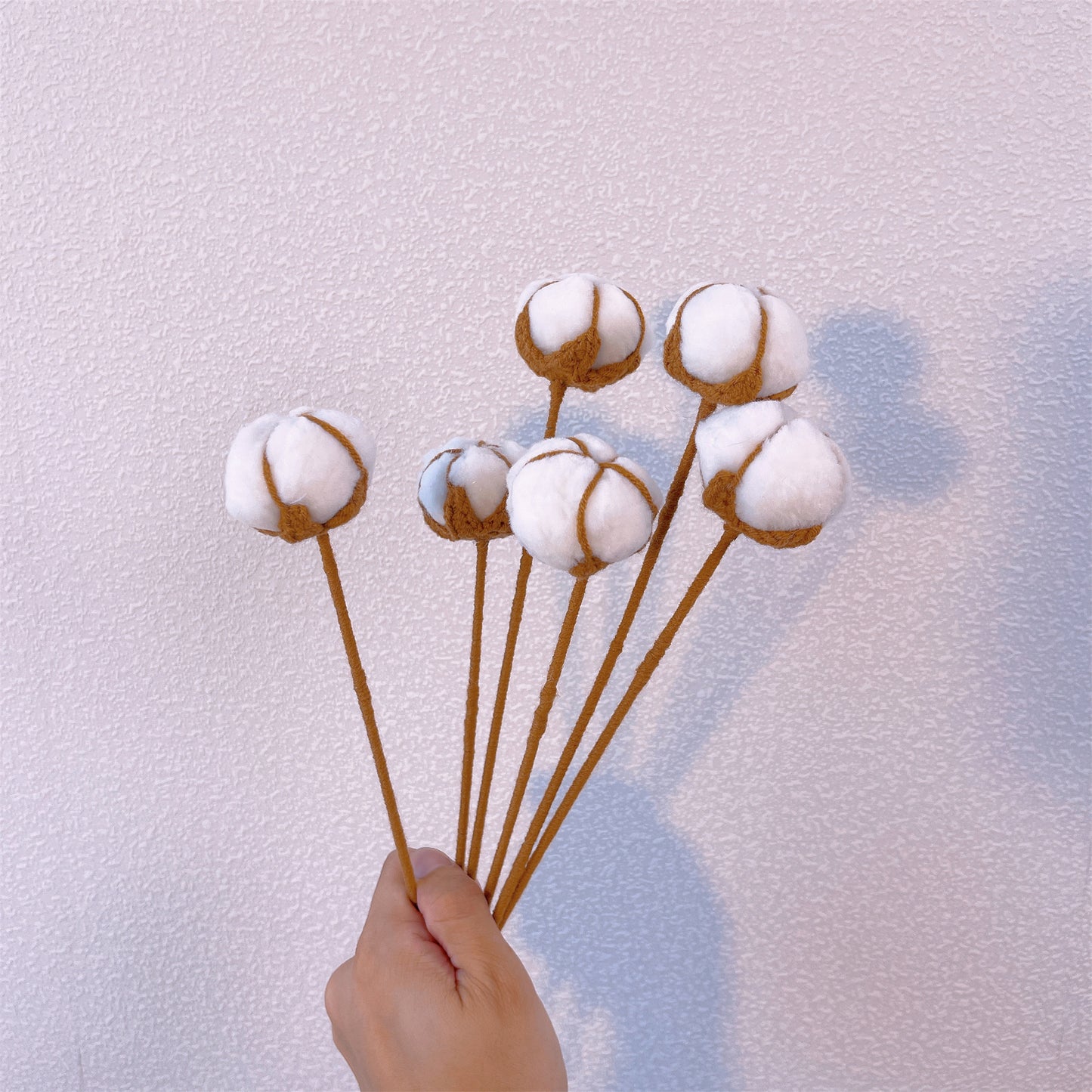 Cotton Breeze: Paletto artigianale a maglia con fiori di cotone per una decorazione rustica del giardino