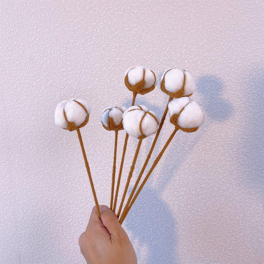 Cotton Breeze: Paletto artigianale a maglia con fiori di cotone per una decorazione rustica del giardino