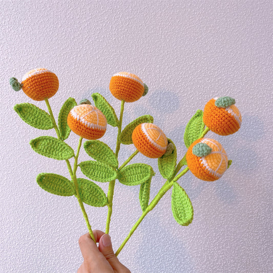 Esplosione di arancione vivace: Paletto artigianale a maglia a forma di arancio per una decorazione allegra del giardino e un regalo significativo