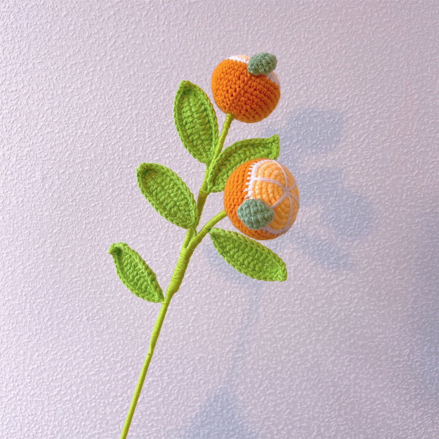 Esplosione di arancione vivace: Paletto artigianale a maglia a forma di arancio per una decorazione allegra del giardino e un regalo significativo
