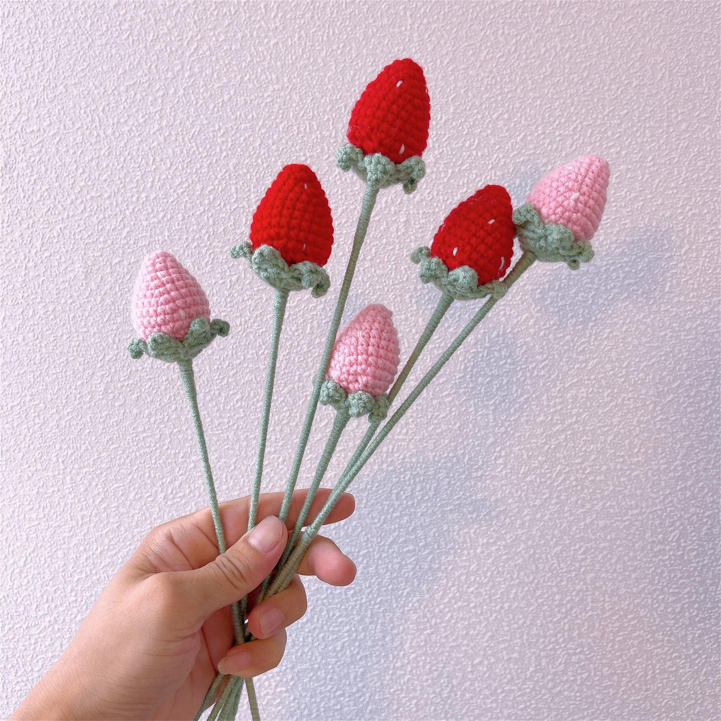 Campi di fragole dolci: Paletto artigianale a maglia a forma di fragola per una decorazione incantevole del giardino