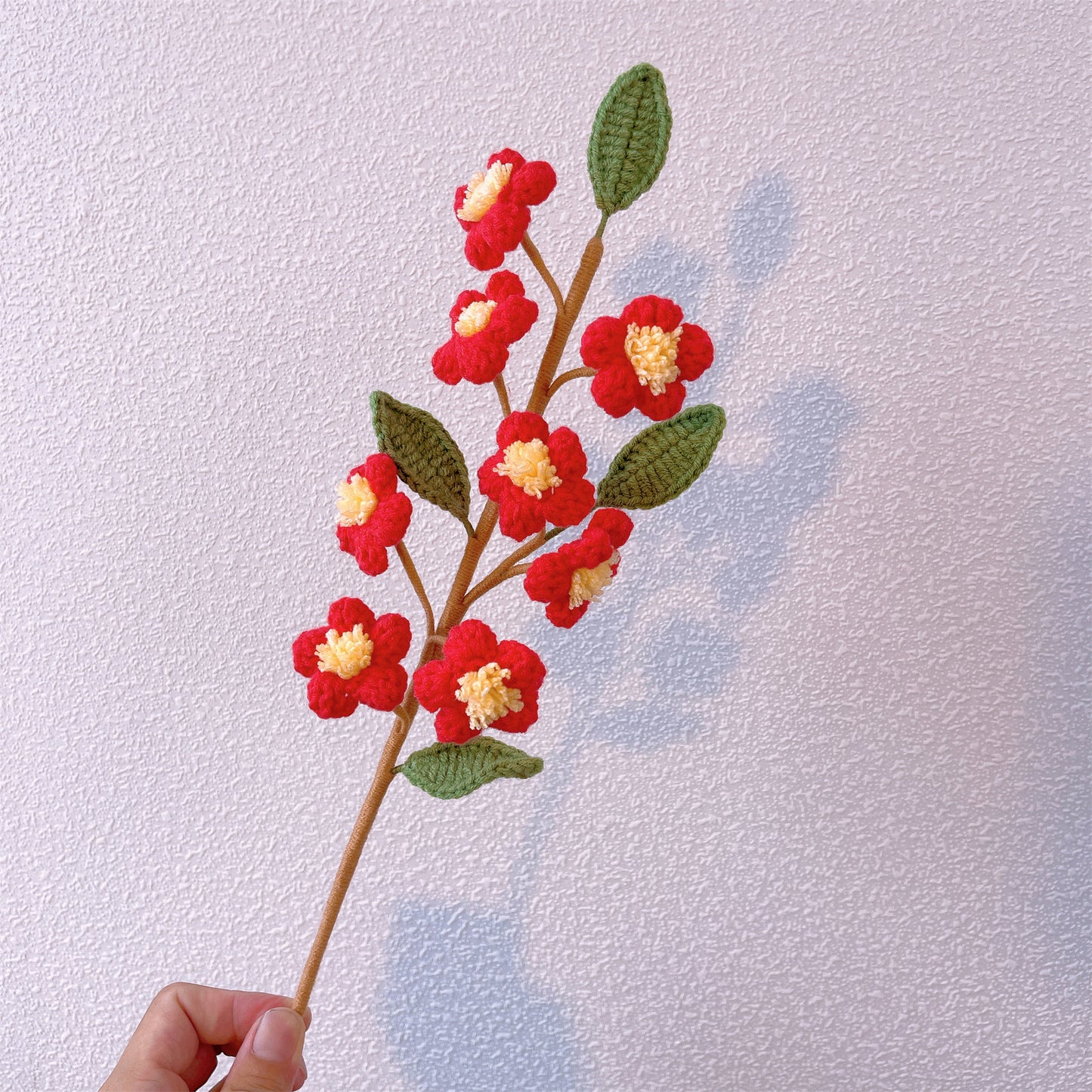 手作りブーケ：ピンク桃の花、白い椿の花、黄色忘れないで私と白いカモミールの精緻なブレンド