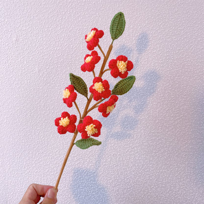 手作りブーケ：ピンク桃の花、白い椿の花、黄色忘れないで私と白いカモミールの精緻なブレンド
