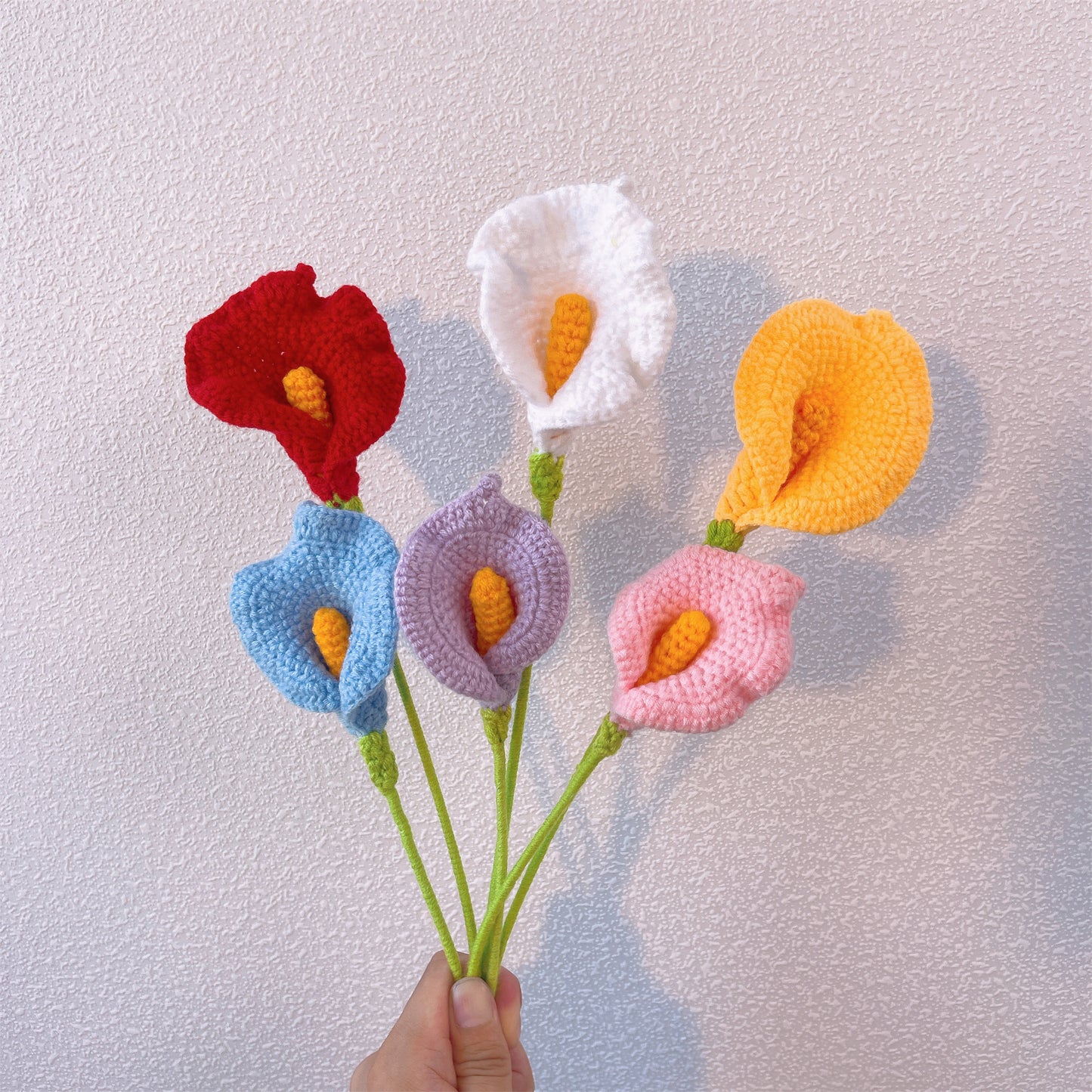 Calla Grace: Paletto artigianale a maglia con fiori di calla per una decorazione elegante del giardino