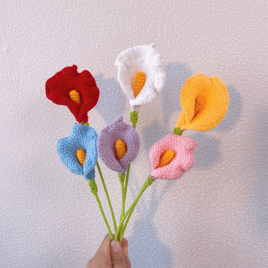 Calla Grace: Paletto artigianale a maglia con fiori di calla per una decorazione elegante del giardino