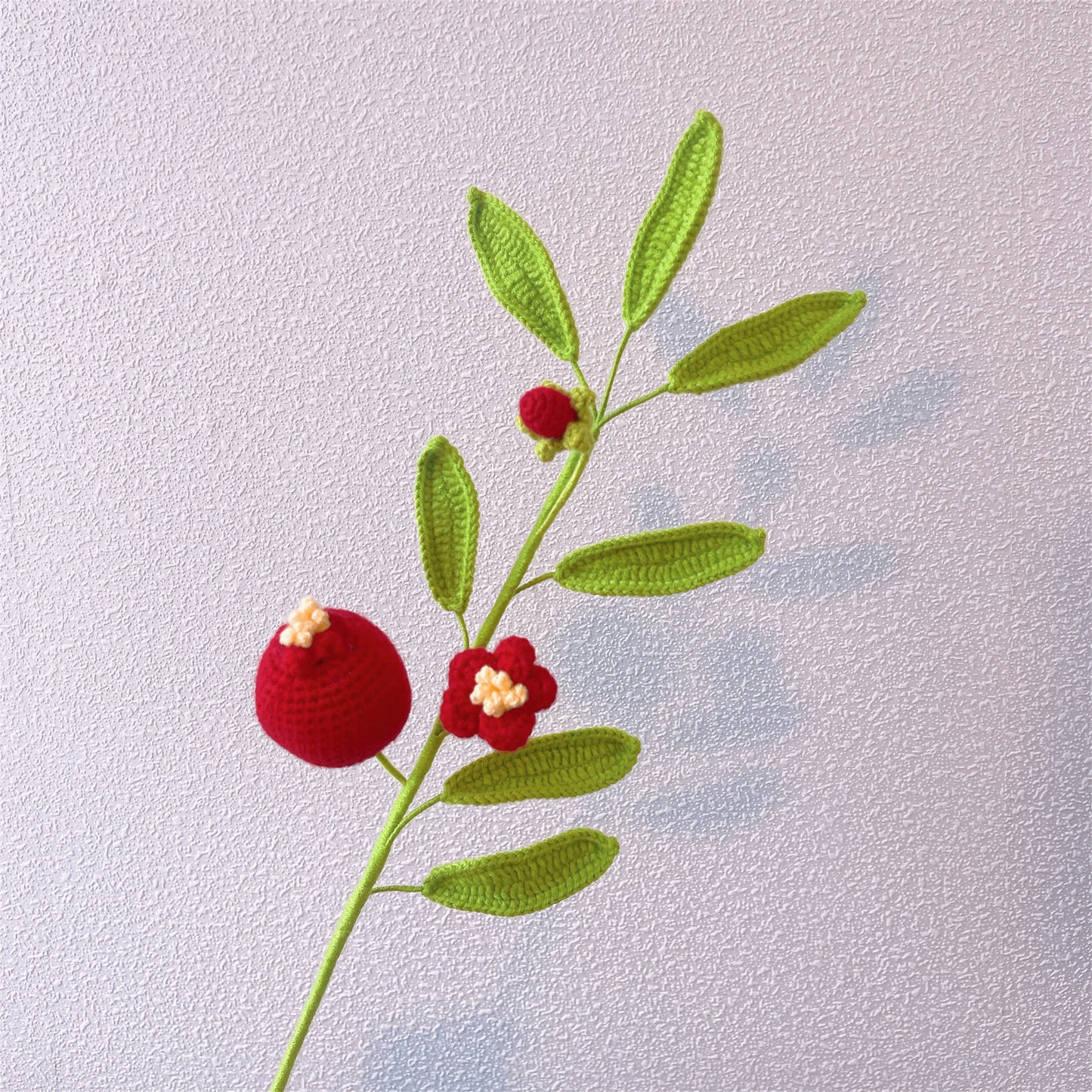 Juicy Delight: Estaca de Romãs de Crochê Artesanal para uma Decoração de Jardim Vibrante