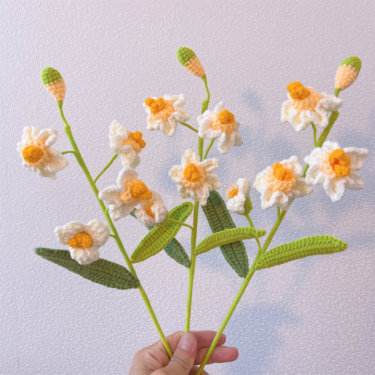 "Primavera Riventa: Gazzetta Artigianale a Maglia di Narcisi per una Decorazione di Giardino Allegra"